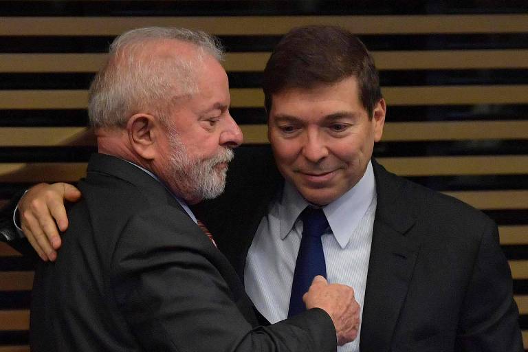 Lula cumprimenta Josué Gomes, presidente da Fiesp, durante evento realizado na sede da entidade