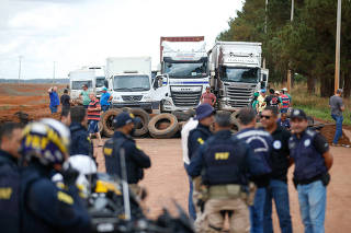 Apoiadores do governo Bolsonaro bloqueiam a BR-251