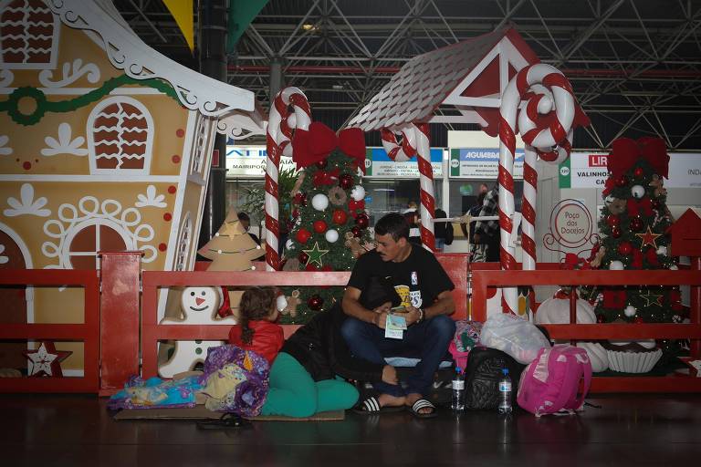Francielio Luiz da Silva, 26, com a família na rodoviária Tietê à espera para viajar para o Rio de Janeiro