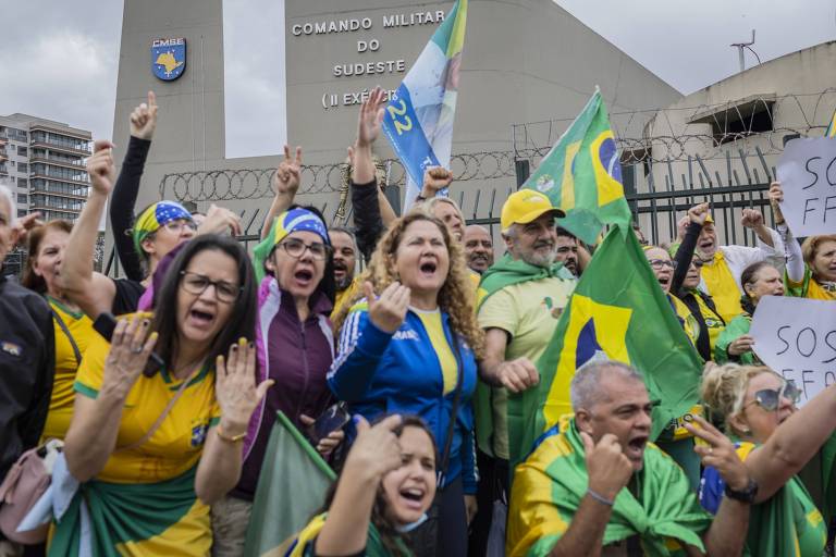 Em São Paulo, apoiadores de Bolsonaro se reúnem em frente ao Comando Militar do Sudeste em protesto contra o resultado das eleições