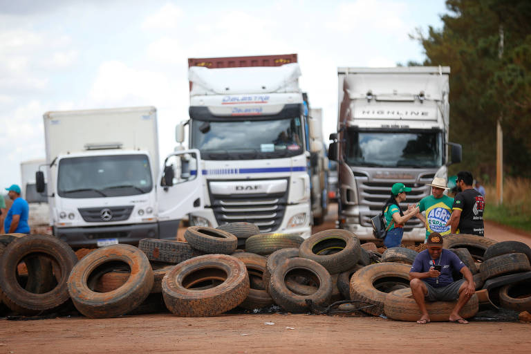 Apoiadores de Bolsonaro fazem bloqueio em estrada na BR-251, que liga Brasília à Unaí (MG), na altura do km 15. Caminhões estão sendo retidos e pequenos grupos de carros de passeio são autorizados a passar