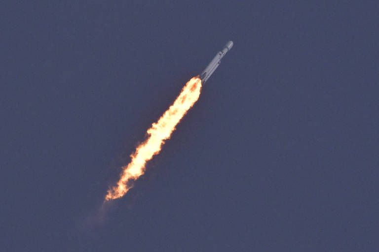 SpaceX lança foguete Falcon Heavy, o mais potente do mundo