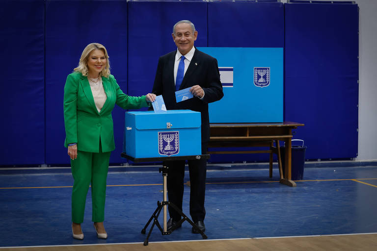 O ex-premiê Binyamin Netanyahu e sua esposa, Sara Netanyahu, depositam voto em urna em Jerusalém
