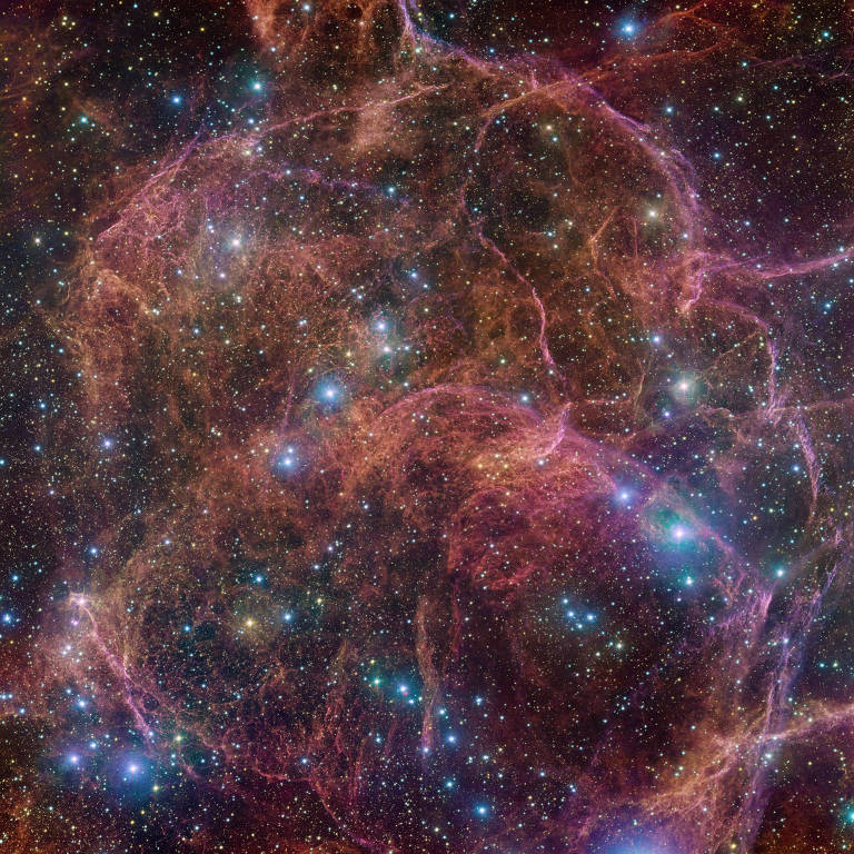 Imagem do Observatório Europeu Sul mostra as nuvens rosa e laranja provocadas pela explosão de uma estrela maciça