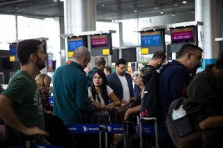 Passageiros esperam po conta de voos cancelado em Cumbica