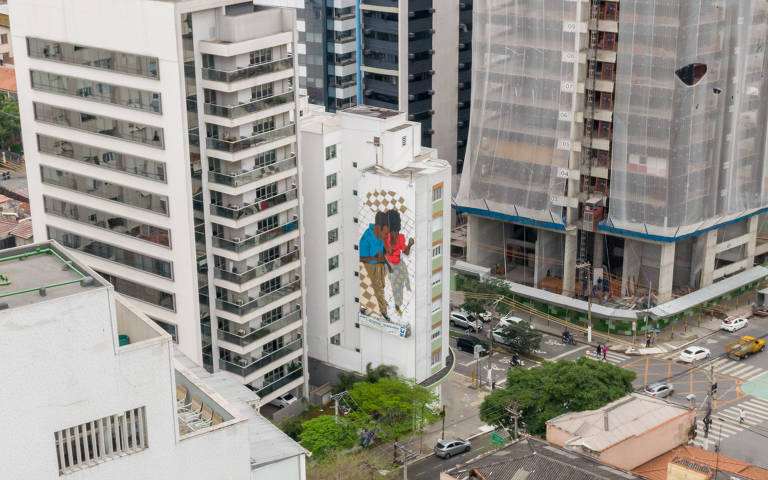 Grafite de um casal dançando na lateral de um prédio