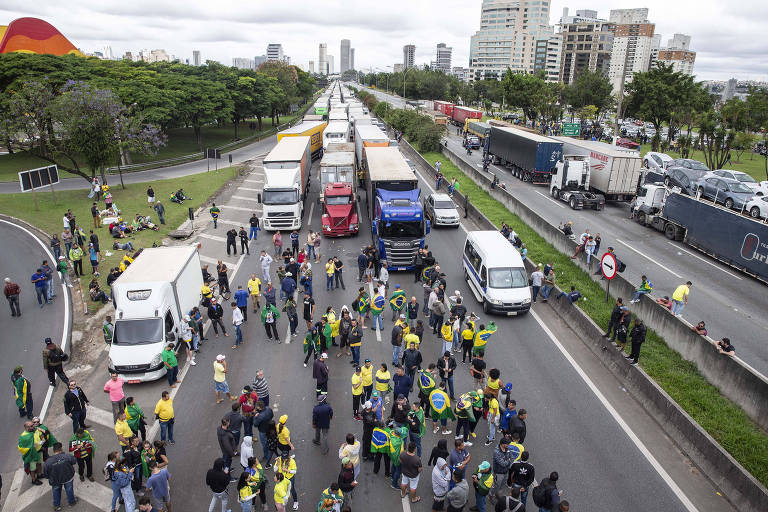 Apoiadores de Bolsonaro travam rodovia Castelo Branco, na altura do km 26, em Barueri (SP)
