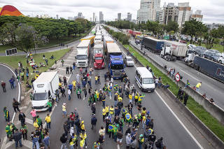 Caminhoneiros  apoiadores de Bolsonaro boloqueiam e protestam na altura do KM 26 da Castelo Branco sentido interior