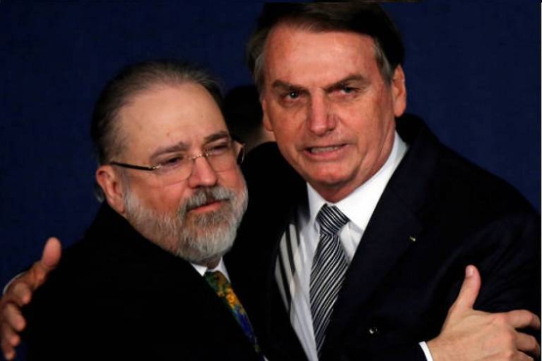 Procurador-geral da República, Augusto Aras, abraça o então presidente Jair Bolsonaro