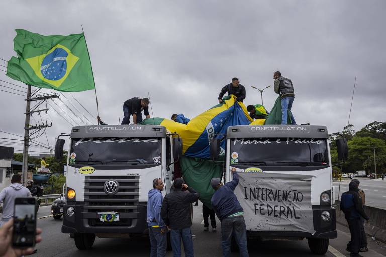 Bloqueio na rodovia Raposo Tavares, em São Paulo, pedindo um golpe após o resultado das eleições