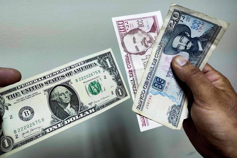 Sobe e desce do dólar, 'uma loucura' para cubanos em busca de moedas