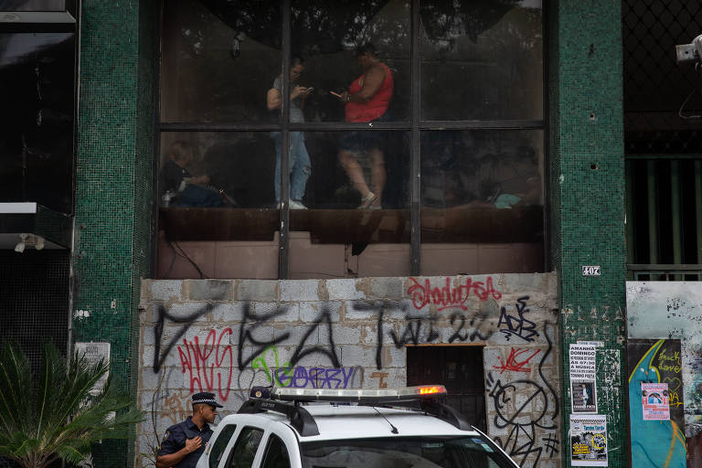 Carro da GCM restringe a entrada de moradores em ocupação na avenida São João 