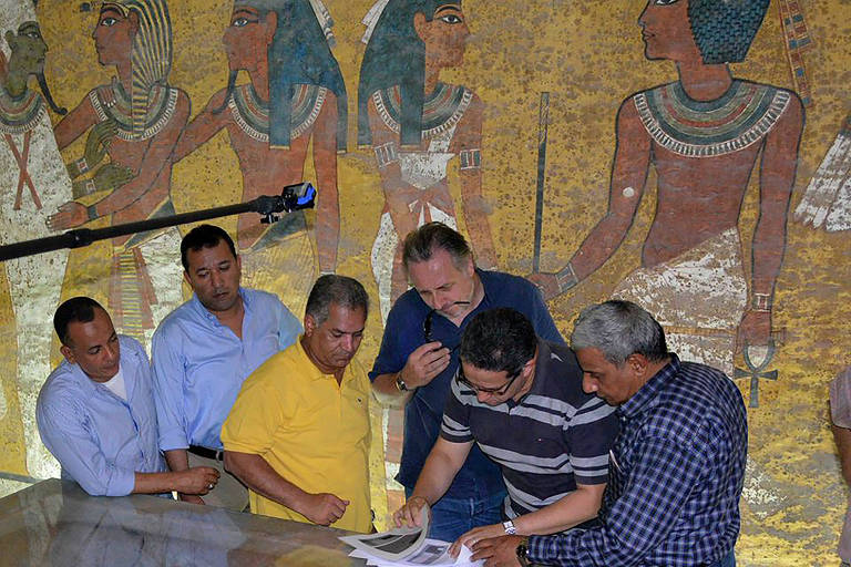 Nicholas Reeves (terceiro a partir da direita) avalia documentos dentro da tumba do rei Tutancâmon