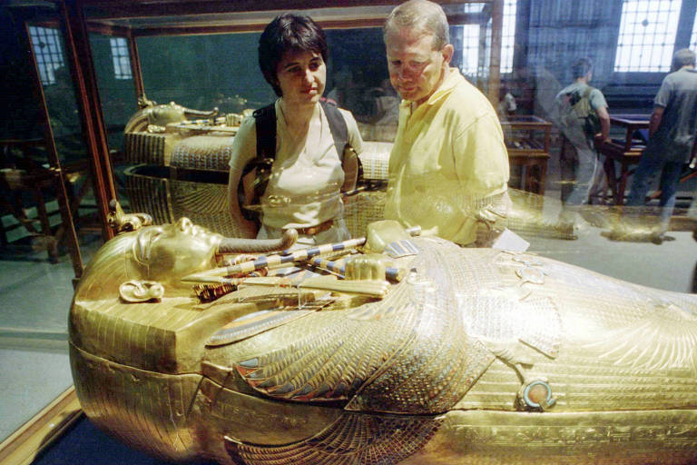 Um casal de turistas observa sarcófago do faraó Tutancâmon no Museu do Cairo, no Egito