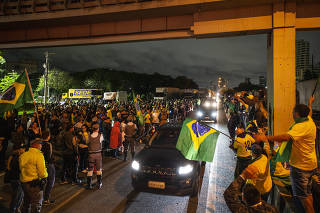 Caminhoneiros  apoiadores de Bolsonaro  seguem com protesto  e bloqueio na rodovia Castelo Branco (altura do km 26 sentido interior), liberando apena uma via da pista