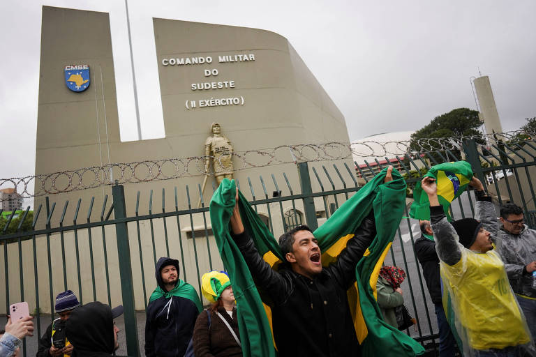 Apoiadores de Jair Bolsonaro (PL) participam de protesto em São contra a derrota do presidente para Luiz Inácio Lula da Silva (PT)