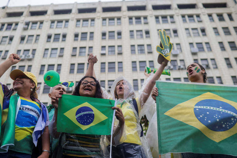 Manifestantes se reúnem em na Praça Duque de Caxias, na Central do Brasil, centro do Rio de Janeiro, para pedir intervenção federal após derrota de Bolsonaro (PL)