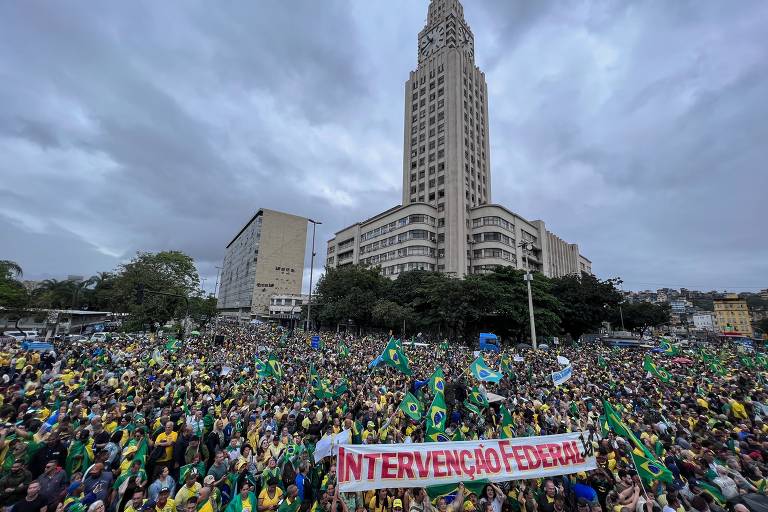 Manifestantes golpistas a favor do presidente Jair Bolsonaro na praça Duque de Caxias, no centro do Rio de Janeiro

