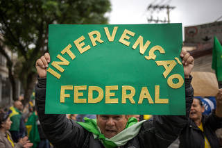 Bolsonaristas fazem ato antidemocrático em frente ao CPOR, em SP