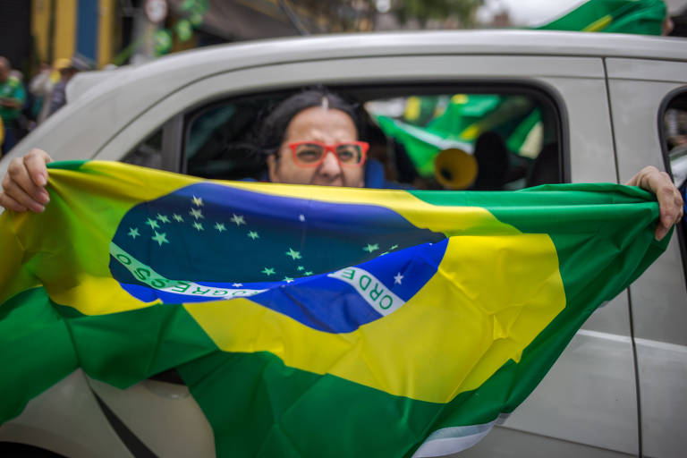 Apoiadora de Jair Bolsonaro protesta em frente ao Centro de Preparação de Militares da Reserva, no bairro de Santana, zona norte de São Paulo
