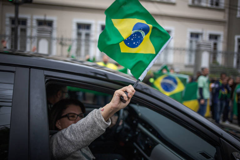 Manifestantes pedem intervenção militar em frente ao Centro de Preparação de Militares da Reserva, no bairro de Santana, zona norte de São Paulo