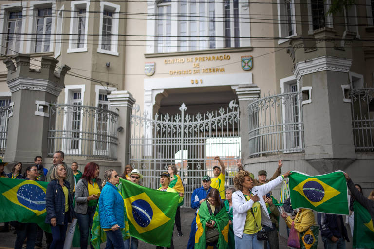 Manifestantes protestam contra a derrota de Jair Bolsonaro (PL) e  em frente ao Centro de Preparação de Militares da Reserva, no bairro de Santana, zona norte de São Paulo