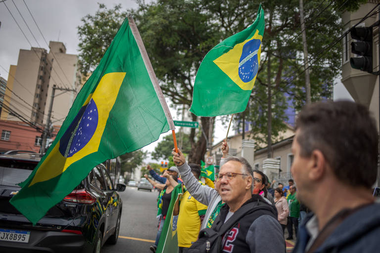 Apoiadores de Jair Bolsonaro pedem intervenção militar em frente ao Centro de Preparação de Militares da Reserva, no bairro de Santana, zona norte de São Paulo, na manhã desta quarta-feira, 02