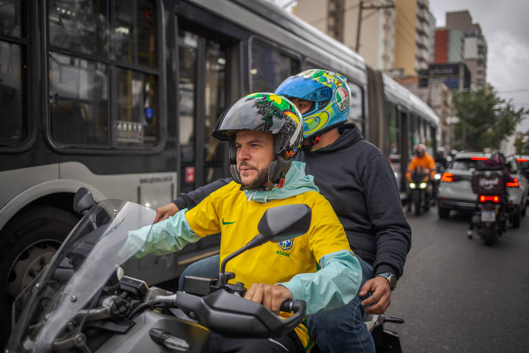 Apoiadores de Jair Bolsonaro protestam e pedem intervenção militar em frente ao Centro de Preparação de Militares da Reserva, no bairro de Santana, zona norte de São Paulo