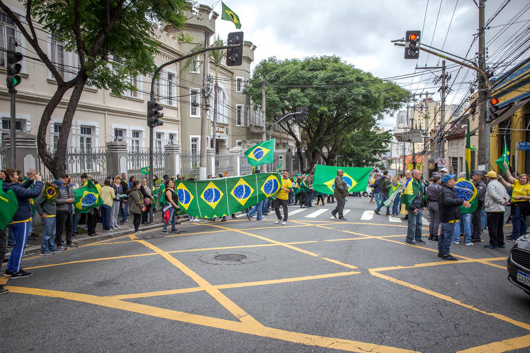 Apoiadores de Jair Bolsonaro protestam e pedem intervenção militar em frente ao Centro de Preparação de Militares da Reserva, no bairro de Santana, zona norte de São Paulo