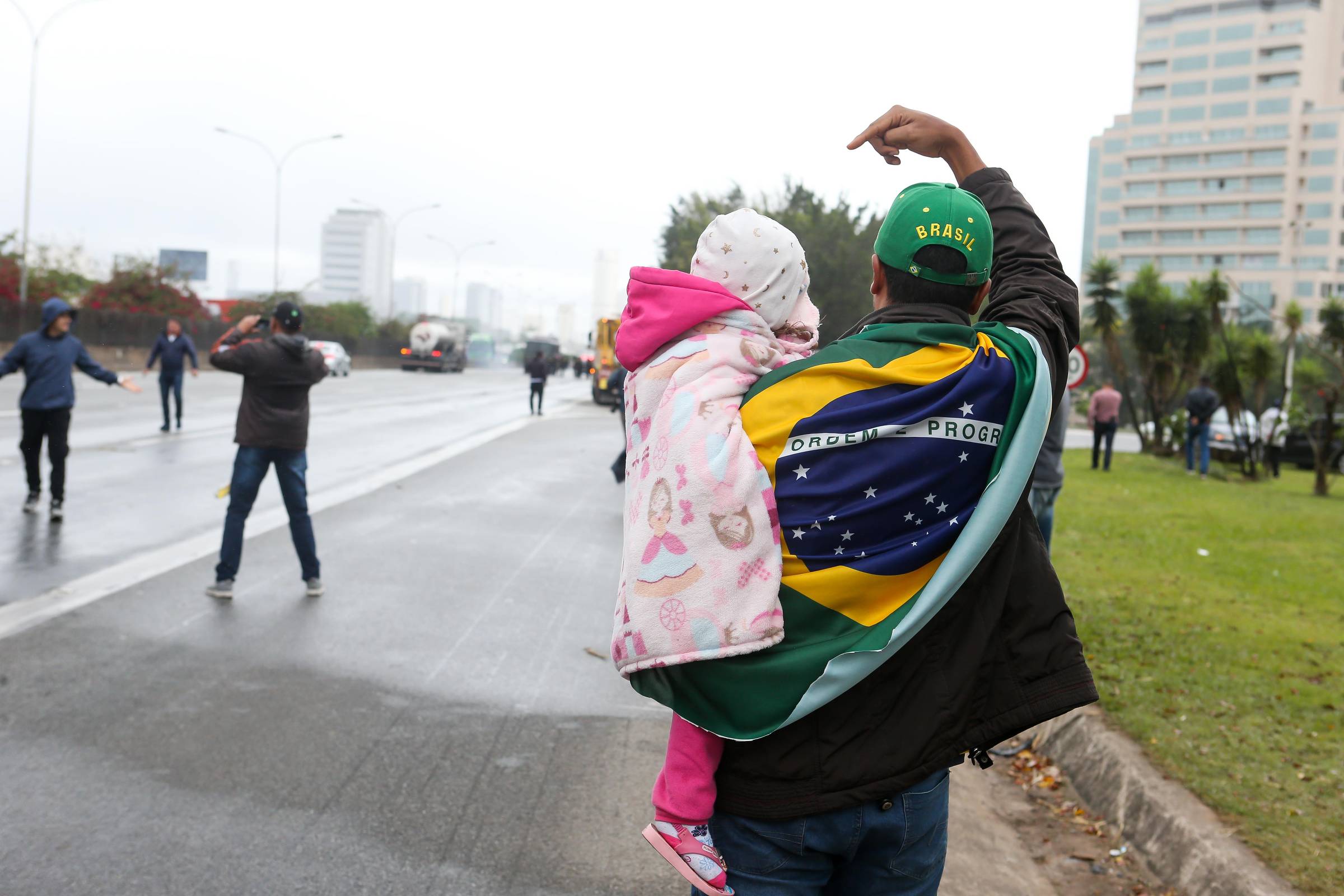 Levar filho para bloqueio golpista pode causar até perda da guarda, dizem especialistas