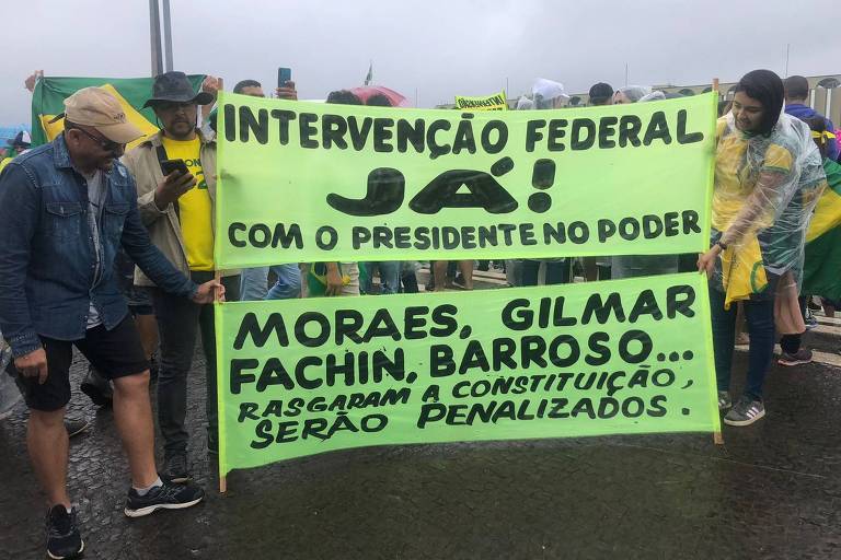 Manifestantes pedem "intervenção federal já" na região do Obelisco Militar de Brasília