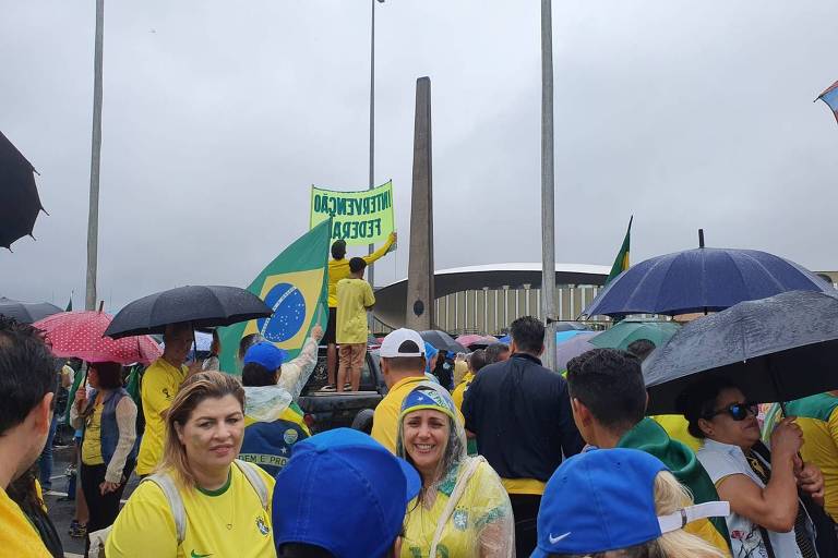 Manifestantes pedem "intervenção federal com presidente" em ato antidemocrático, mas evitam citar nome de Bolsonaro,  na região do Obelisco Militar de Brasília