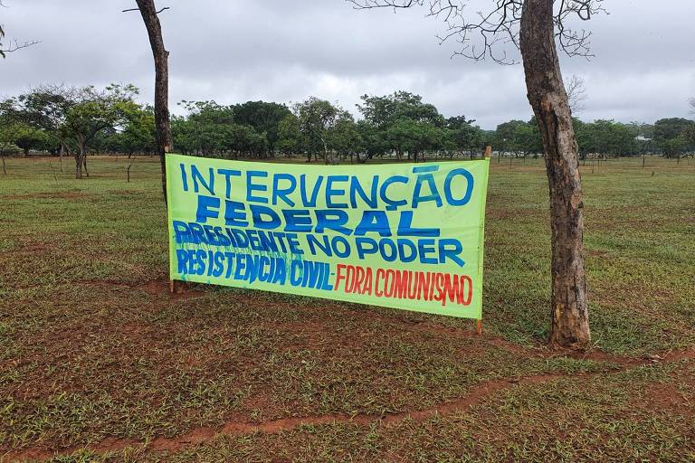 Manifestantes pedem "intervenção federal com presidente" em ato antidemocrático, mas evitam citar nome de Bolsonaro,  na região do Obelisco Militar de Brasília