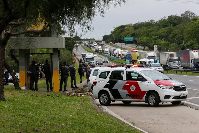 Em São José dos Campos, a Polícia Militar acompanhava um grupos de manifestantes em atos antidemocráticos próximos da rodovia Dutra, no km 49