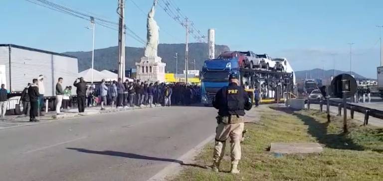 Equipes da PRF usam bomba de gás lacrimogêneo para desobstruir BR-101 em Palhoça, Santa Catarina; duas pistas foram liberadas