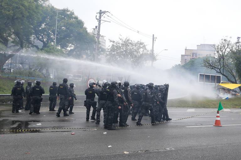 Polícia usa jatos d'água para desbloquear Castelo Branco e trânsito é liberado na manhã desta quarta