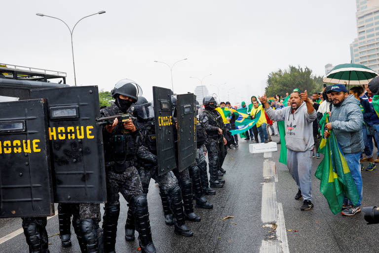 Apoiadores do presidente Jair Bolsonaro (PL) reagem ao avanço da tropa de choque da Polícia Militar na rodovia Castelo Branco, em Barueri