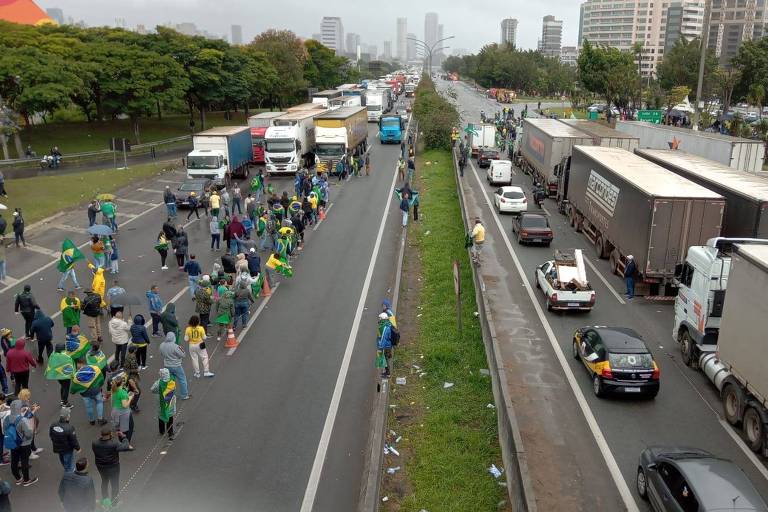 Em Barueri, apoiadores do presidente Jair Bolsonaro checaram a interromper o trânsito nos dois sentidos da rodovia