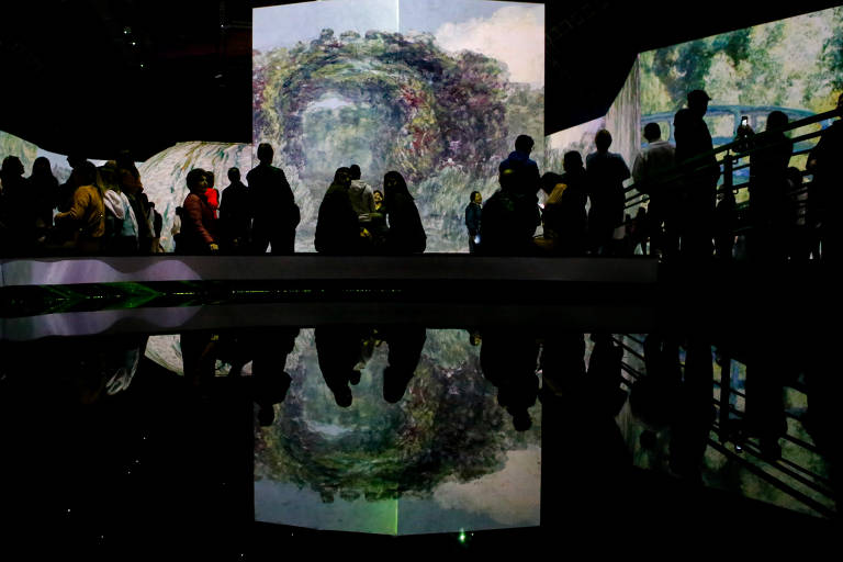 Público visita mostra "Monet à Beira D'Água", no parque Villa-Lobos, em São Paulo
