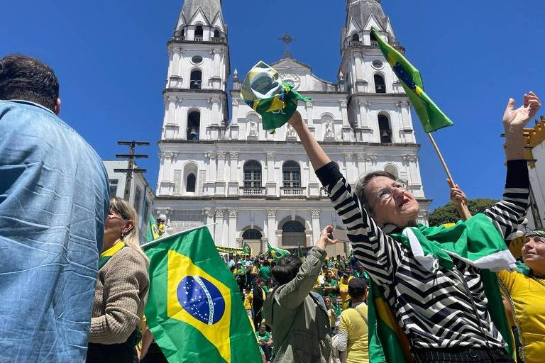 Manifestantes protestaram no Centro Histórico de Porto Alegre em frente ao Comando Militar do Sul e Igreja Nossa Senhora das Dores