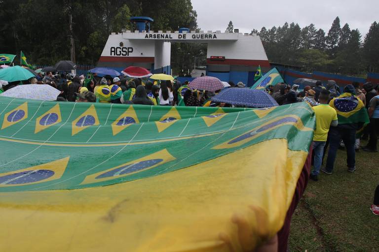 Manifestantes em frente ao quartel do Arsenal de Guerra de São Paulo, em Barueri, durante protesto antidemocrático contra o resultado das eleições  .