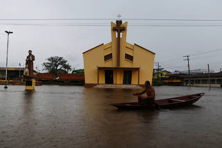 Enchente na praça central de Anamã, no Amazonas 