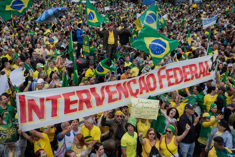 Manifestantes se reúnem em na Praça Duque de Caxias, na Central do Brasil, centro do Rio de Janeiro, para pedir intervenção federal após derrota de Bolsonaro (PL) 