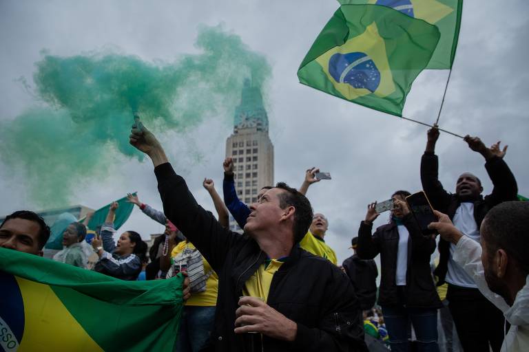 Manifestantes se reúnem em na Praça Duque de Caxias, na Central do Brasil, centro do Rio de Janeiro, para pedir intervenção federal após derrota de Bolsonaro (PL)