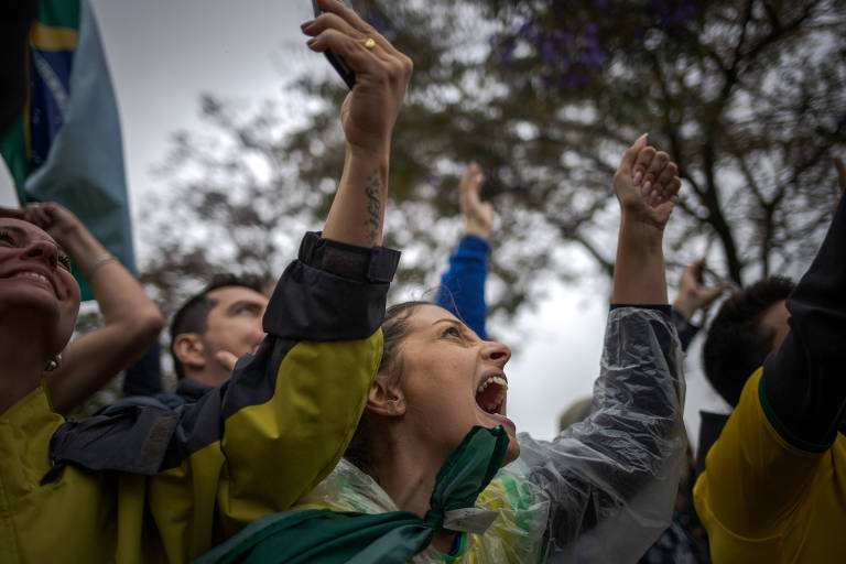 Apoiadores do presidente Jair Bolsonaro protestam e pedem intervenção militar em frente ao Comando Militar do Sudeste, zona sul de São Paulo