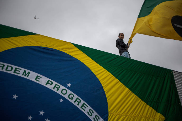Apoiadores do presidente Jair Bolsonaro protestam e pedem intervenção militar em frente ao Comando Militar do Sudeste, zona sul de São Paulo