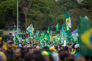 Bolsonaristas pedem intervenção federal durante ato em SP