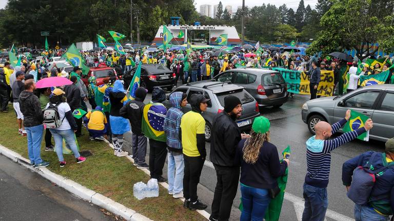 Concentração de manifestantes durante protesto antidemocrático em frente ao quartel Arsenal de Guerra do exército em Osasco, região metropolitana de São Paulo