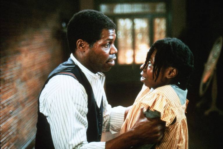 Danny Glover e a atriz Whoopi Goldberg em cena do filme "A Cor Púrpura" (1985), de Steven Spilberg