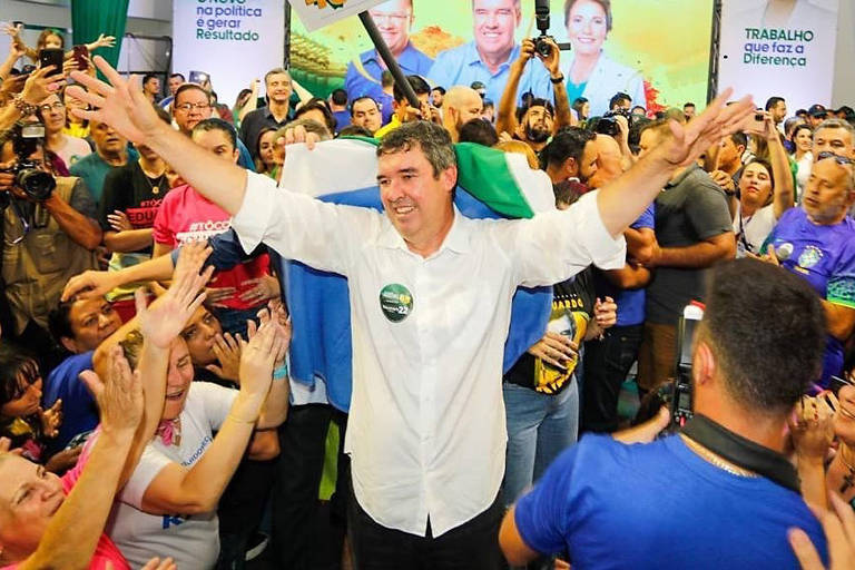 Eduardo Riedel comemora a vitória no segundo turno da eleição no último domingo (30)